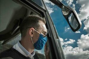 caucasiano transporte ônibus motorista dentro face mascarar durante pandemia foto
