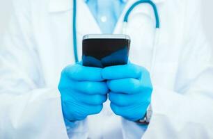 médico jogando Smartphone foto