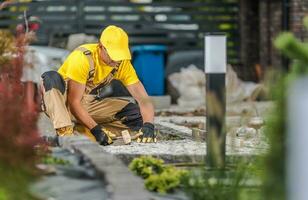 paisagismo trabalhador construção quintal jardim tijolos caminho foto