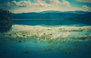 azul lago dentro frente do montanhas foto