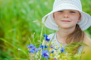 menina com selvagem flores foto