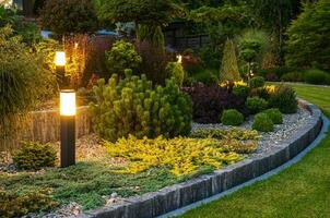 iluminado de moderno conduziu luzes quintal jardim foto