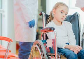 caucasiano menina em uma cadeira de rodas foto