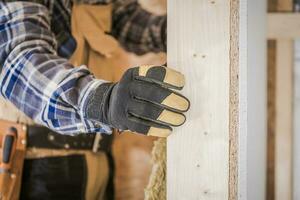 fechar acima do masculino trabalhador adicionando isolamento para paredes durante casa renovação. foto