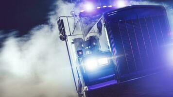 semi caminhão dirigir Fora do fumaça às noite foto