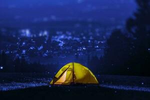 acampamento perto cidade foto