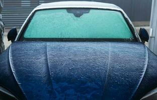 carro coberto dentro geada durante frio inverno manhã foto