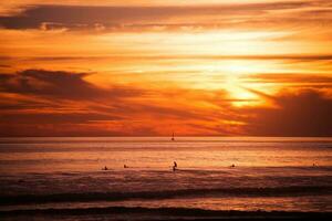 surfistas e a oceano foto