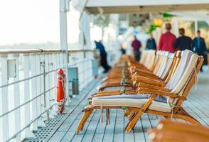 cruzeiro navio área coberta cadeiras foto