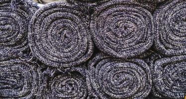 close-up em muitos rolos de carpete foto