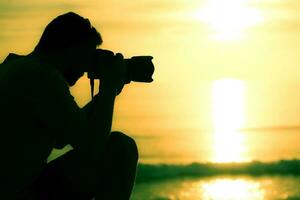 profissional fotógrafo sobre a pôr do sol foto