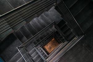 vista do topo da escada quadrada de aço