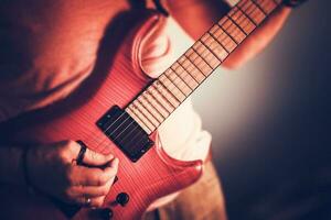 homem do rock guitarrista fechar-se foto