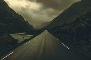 dirigindo através chuvoso cru norueguês panorama foto