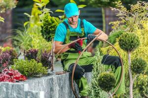 homens construção jardim irrigação foto