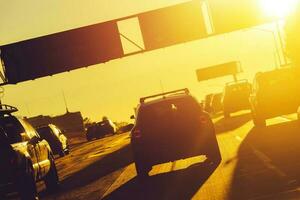 Califórnia pressa horas tráfego durante pôr do sol foto