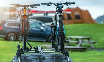 telhado prateleira com bicicletas em uma carro foto