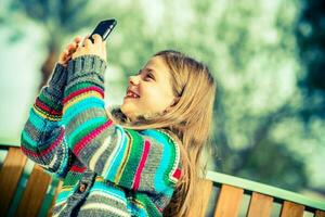 menina levando Smartphone As fotos