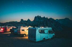 montanha rv acampamento dentro a italiano dolomites foto