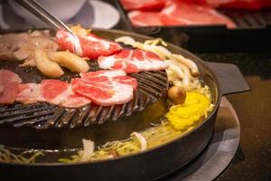 carne de porco estilo churrasco na assadeira coreana foto