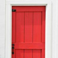 vermelho celeiro porta em chalé foto