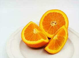 laranjas em prato - ainda vida foto