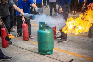 funcionários de treinamento de combate a incêndios foto