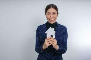 mulher segurando casa modelo, hipoteca propriedade seguro conceito foto
