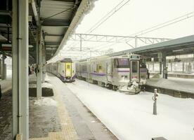 hakodate, Japão, 2018- local trem do Japão e Rapidez trem estacionado às hakodate trem estação em a dia do neve queda abaixo. foto