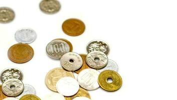 topo Visão e colheita do Japão iene moeda moedas espalhar isolar em branco fundo. foto