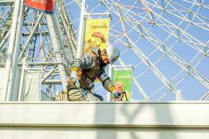 osaka, Japão, 2018- japonês trabalhador pretender para reparar e pintura cobertura do tempozan gigante ferris roda Entrada prédio, osaka, Japão. foto