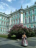 santo petersburgo, Rússia - 06 01 2023 fêmea artista vestido dentro período vestir aguardando turistas para foto oportunidades dentro frente do a inverno Palácio - eremitério em Palácio quadrado