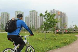 afundou Petersburgo Rússia - 05 25 2023 alegre Senior homem tendo Diversão equitação bicicleta às parque foto