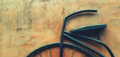 grande Preto retro aço bicicleta roda com lidar com e assento para passeio isolado em laranja ou Castanho grunge parede com cópia de espaço dentro vintage tom foto