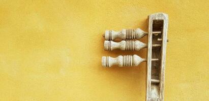 vintage de madeira cabeça estoque e pescoço guitarra com esquerda cópia de espaço em amarelo pintado parede dentro vintage tom. instrumento música e fez de humano foto