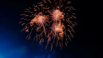 fogos de artifício celebração sobre a têmpora dentro a Sombrio céu foto