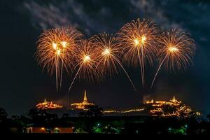 celebração de fogos de artifício no céu escuro foto