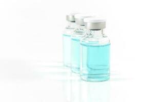 antiviral vacina garrafa em uma branco fundo foto