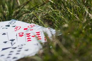 cartas de jogar na grama verde de perto foto