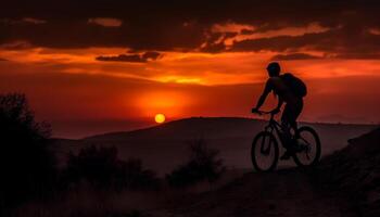 silhueta motociclista conquista montanha pico às crepúsculo gerado de ai foto