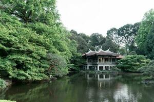 Tóquio, Japão - abril 11, 2023 Taiwan pavilhão dentro shinjuku gyoen nacional jardim dentro primavera foto