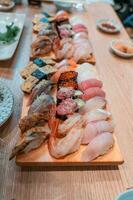 sortido Sushi em prato com variedade do japonês Sushi tal Como atum, camarão, salmão, enguia e ovo foto