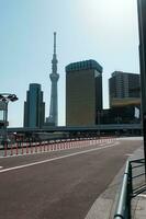 Tóquio, Japão - abril 9, 2023 Horizonte construção e Tóquio skytree torre, famoso ponto de referência perto Sumida rio, Visão a partir de Asakusa distrito dentro Tóquio, Japão foto