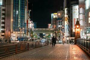 Tóquio, Japão - abril 8, 2023 mansei ponte às noite dentro akihabara área foto