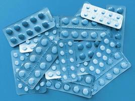 um monte de pílulas em bolhas conceito médico azul monocromático stock photo foto