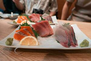 japonês cru peixe sashimi conjunto em a prato foto