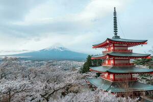 chureito pagode com sakura e lindo Monte Fuji Visão foto