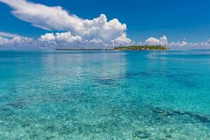 fantástico paisagem marítima, sem fim tropical turquesa azul mar. horizonte a partir de a aéreo visualizar. lindo panorama do Claro turquesa indiano oceano, Maldivas ilhas foto