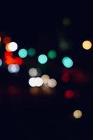 luzes da rua coloridas à noite foto