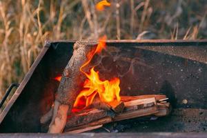 queimando carvão no fogo para churrasco
